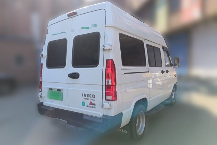 Used Iveco Daily 2023 2.5T A35M1 Multi-Purpose Passenger Vehicle Short Wheelbase Mid-Roof Design Dual Side Sliding Doors Automatic Transmission
