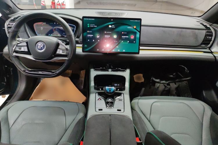 Used BYD Han 2022 EV 610 km All-Wheel-Drive Qianshan Cui Limited Edition Center Console