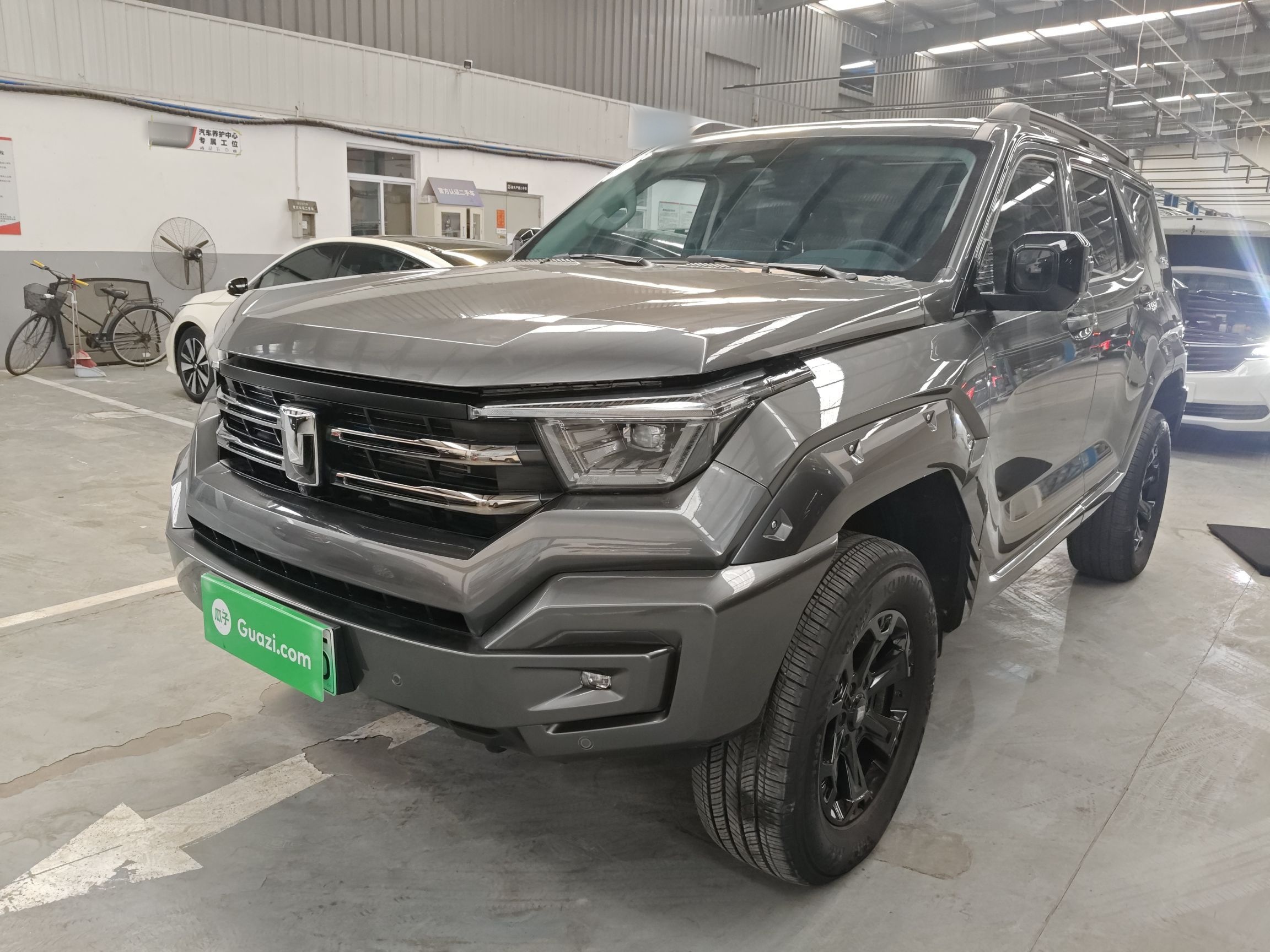 Под передней частью автомобиля