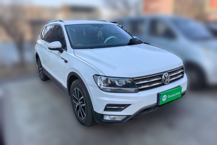 Used Volkswagen Tiguan L 2017 330TSI Automatic Two-Wheel Drive Luxury Edition Front Right 45 Deg