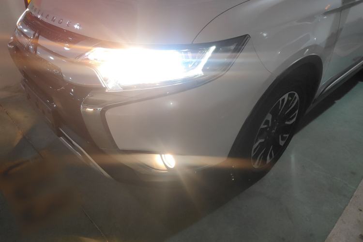 Used Mitsubishi Outlander 2019 2.0L Two-Wheel Drive Comfort Edition 5 Seats China VI Standard Left Front Headlight