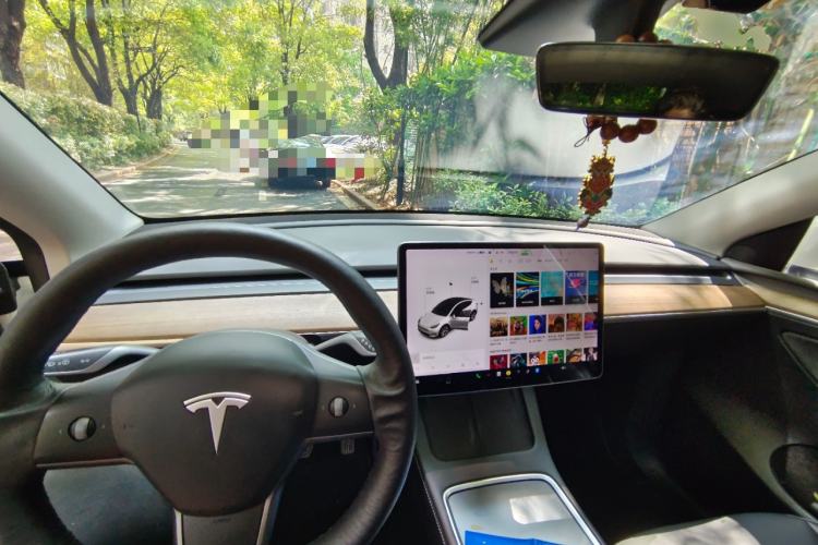 Used Tesla Model Y 2021 Long-Range All-Wheel-Drive Version Center Console