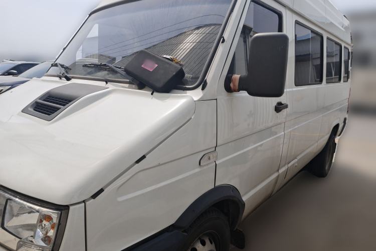 Used Iveco Daily 2022 2.5T A37 M1 Passenger Van 5-9 Seats Long Wheelbase Mid-Roof Design Dual Tires Side Sliding Doors