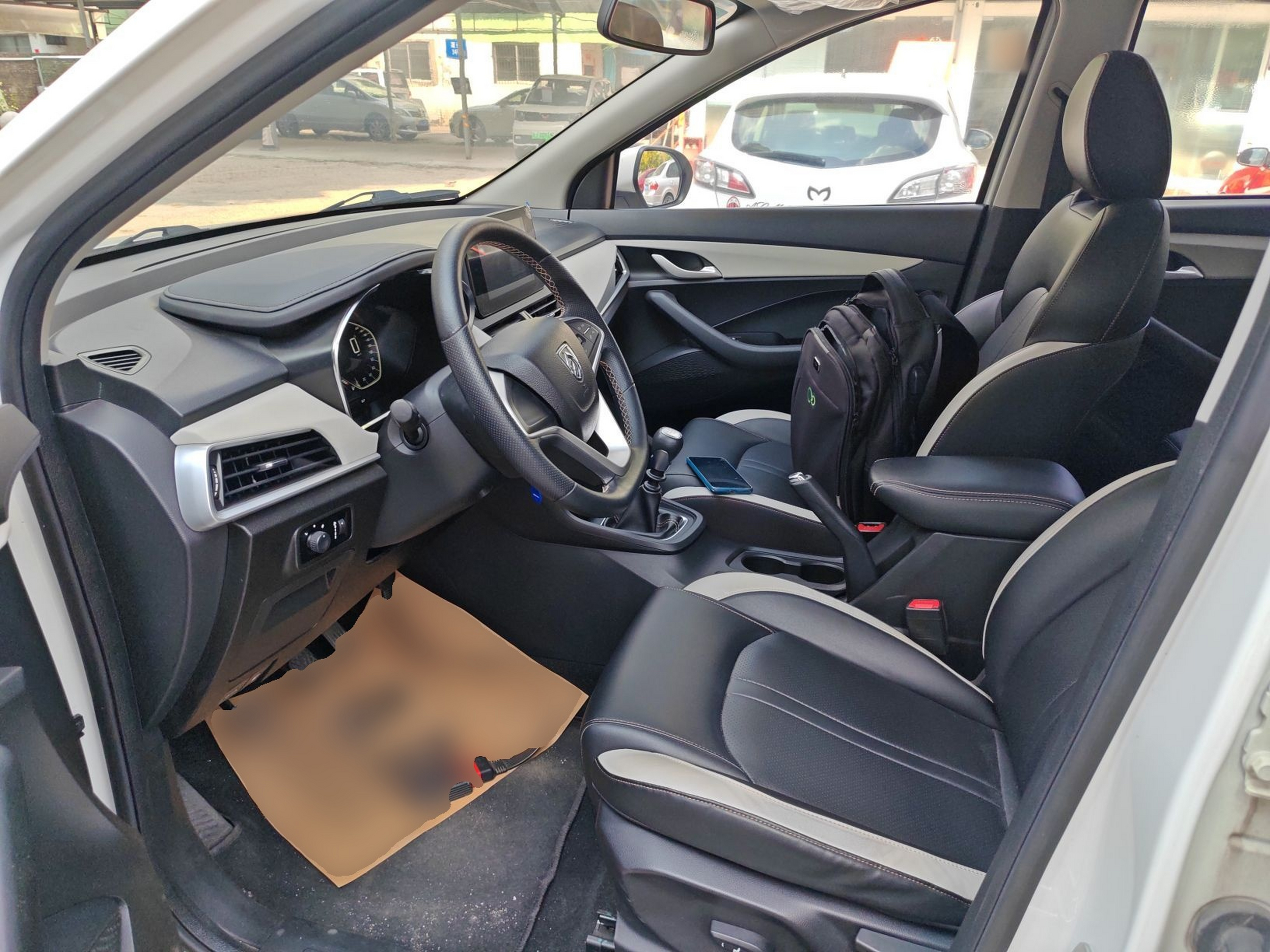 Переднее сиденье в автомобиле