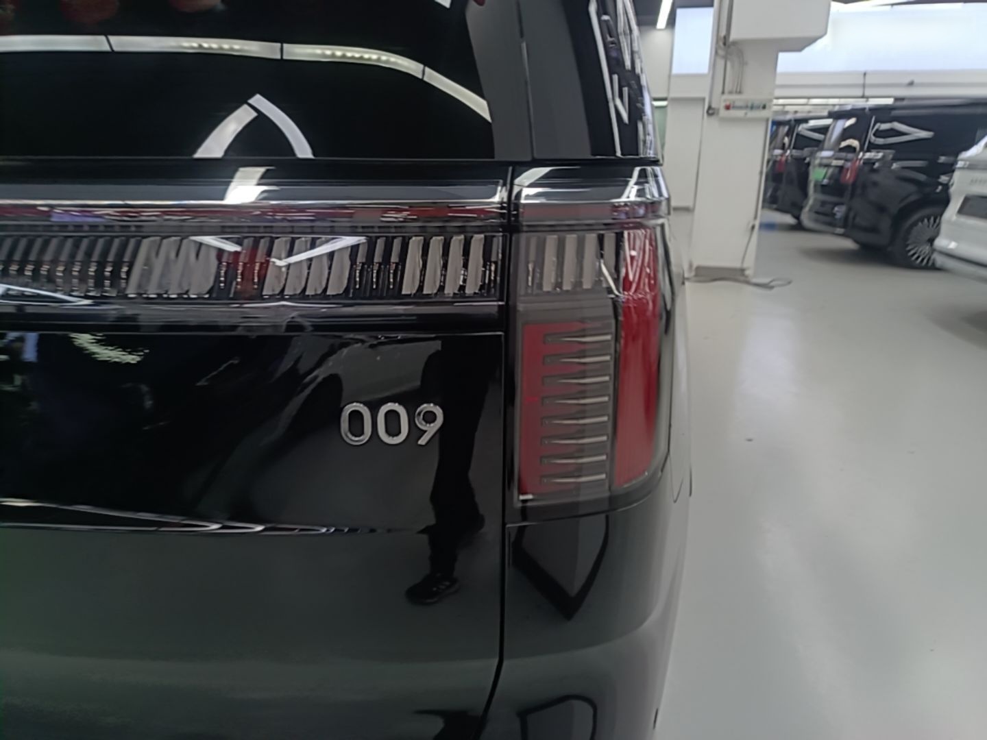 Zeekr 009 2024 Six-Seat Executive Version 4WD 108 kWh — снимка 9