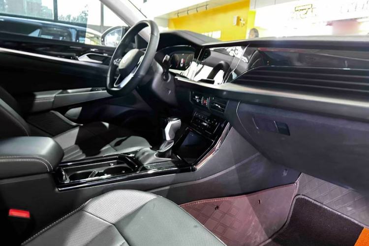 Used Volkswagen Passat 2025 Outstanding Model 330TSI Starry Elite Edition Interior 8