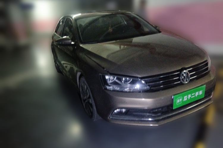 Used Volkswagen Sagitar 2015 230TSI Automatic Luxury Model Front Right 45 Deg