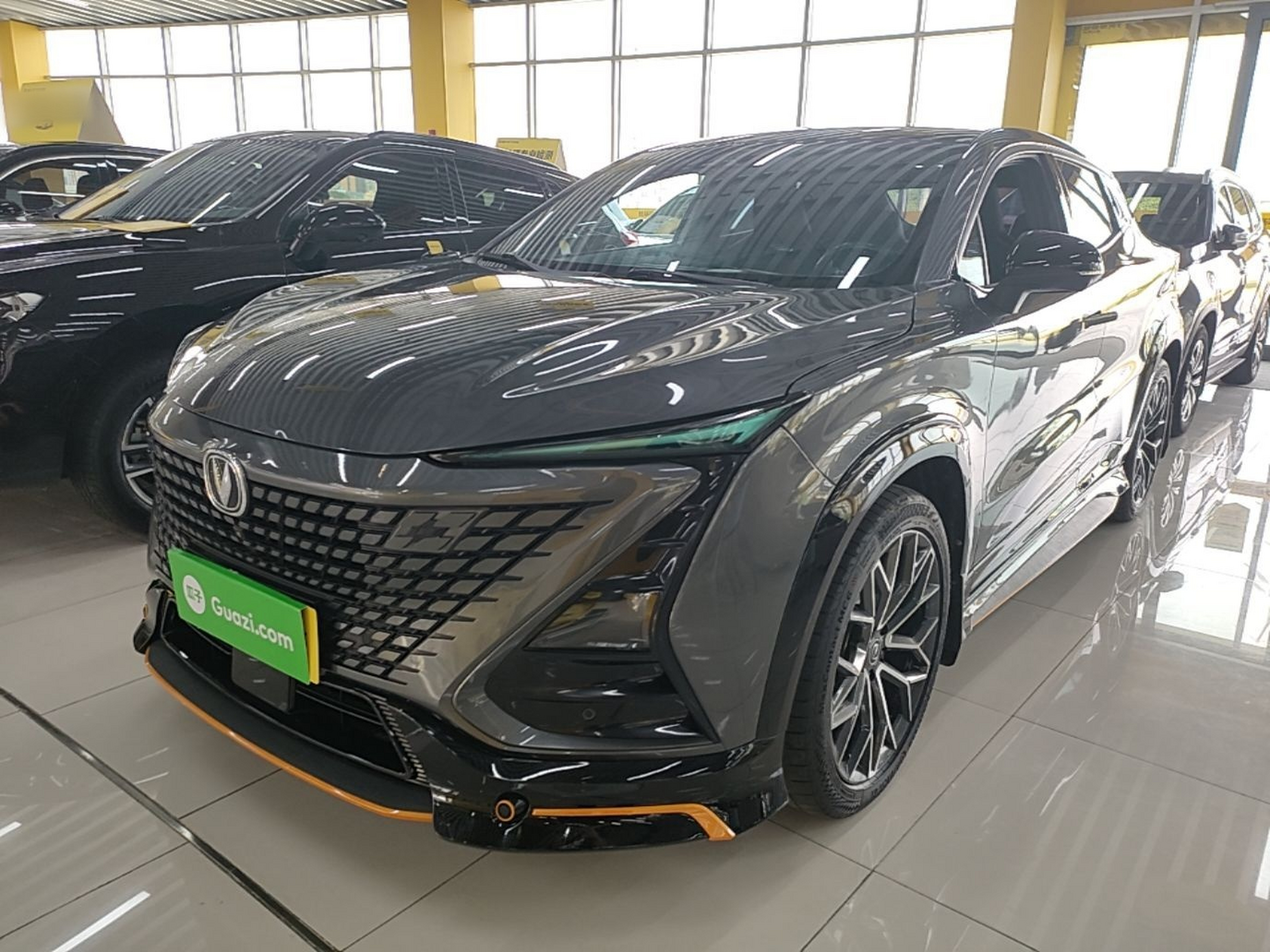 Под передней частью автомобиля