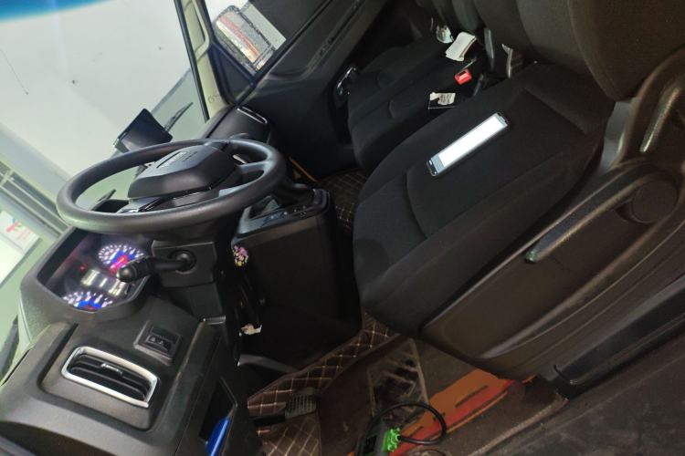 Used Iveco Daily 2023 2.5T A35M1 Multi-Purpose Passenger Vehicle Short Wheelbase Low Roof Single-Tire Side-Sliding Door Automatic Transmission
