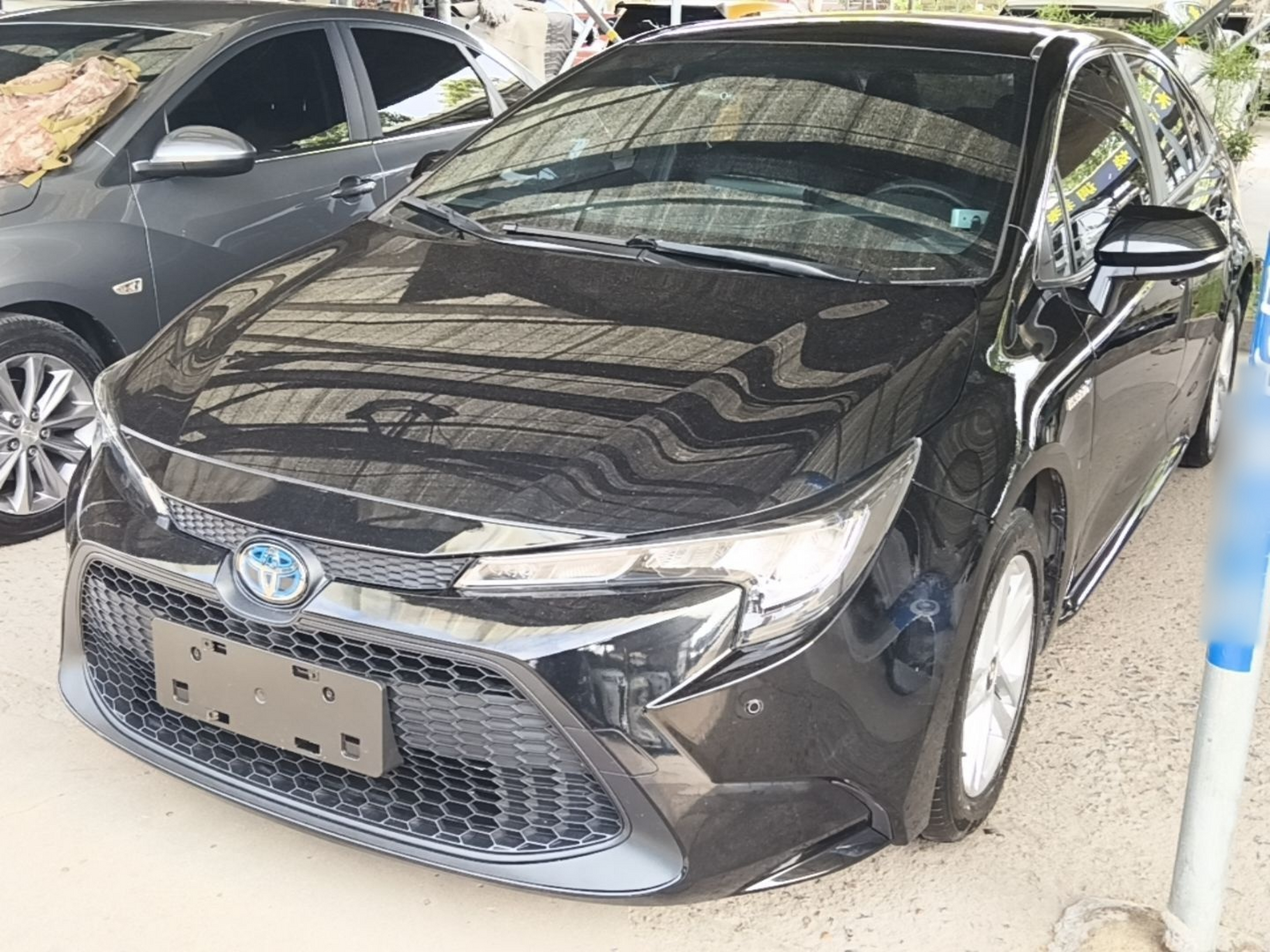 Под передней частью автомобиля