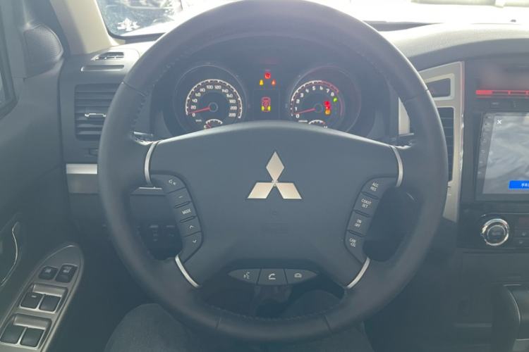 Used Mitsubishi Pajero  Interior 3