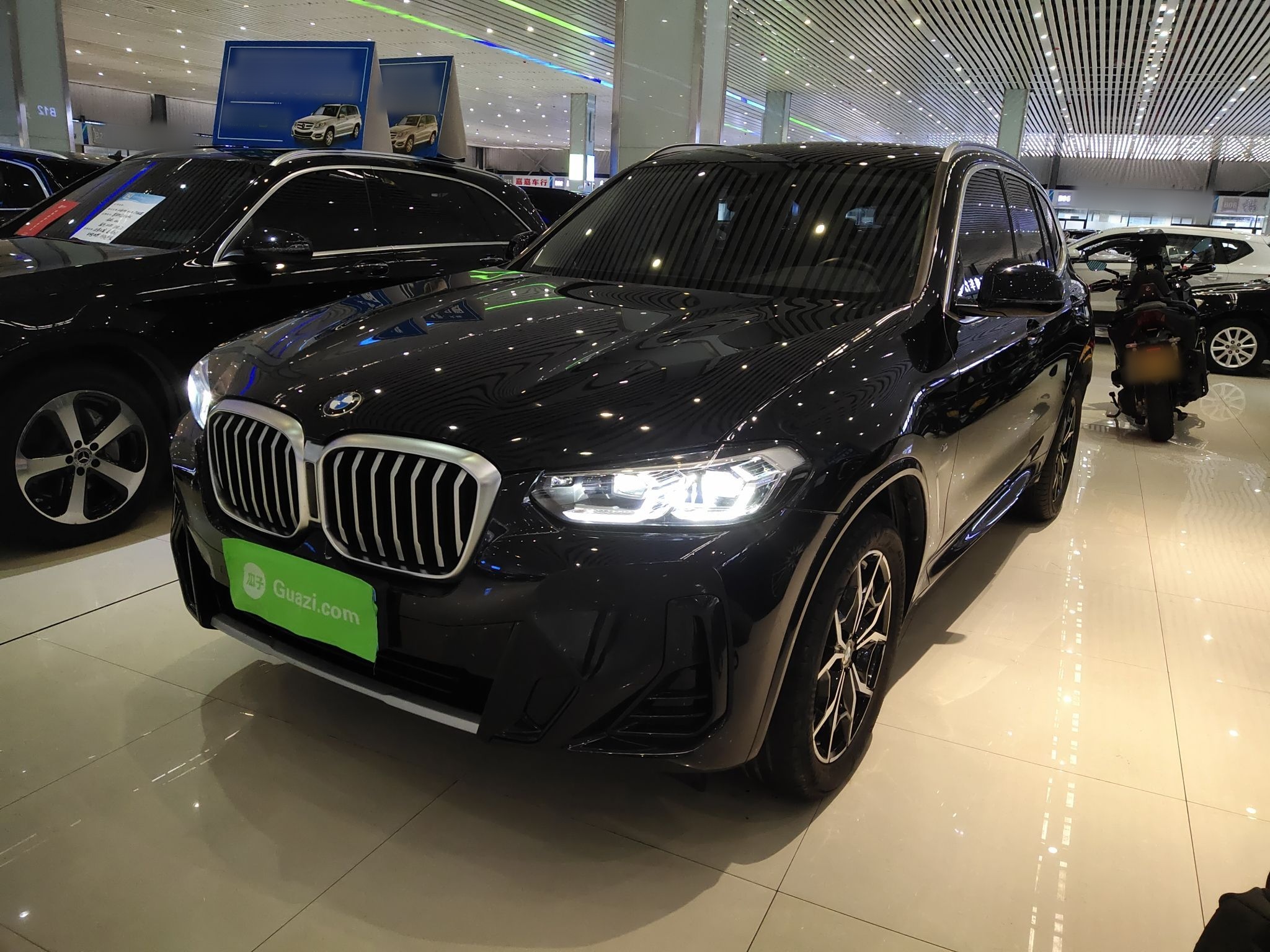 Под передней частью автомобиля