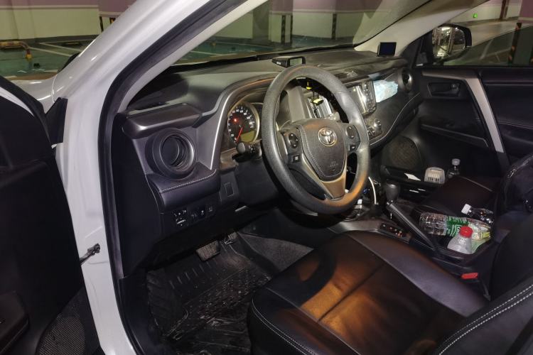 Used Toyota RAV4 2016 2.0L CVT Two-Wheel Drive Fashion Edition China V Standard Driver Seat