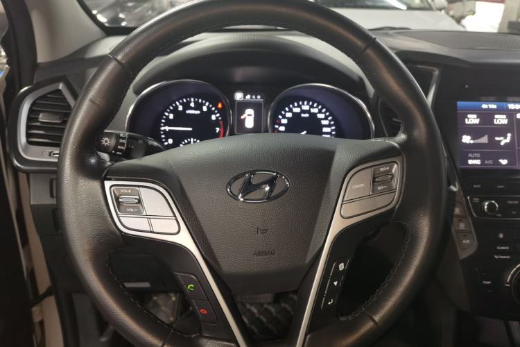 Used Hyundai Santa Fe 2017 2.0T Automatic Two-Wheel Drive Smart Version 7 Seats Steering Wheel