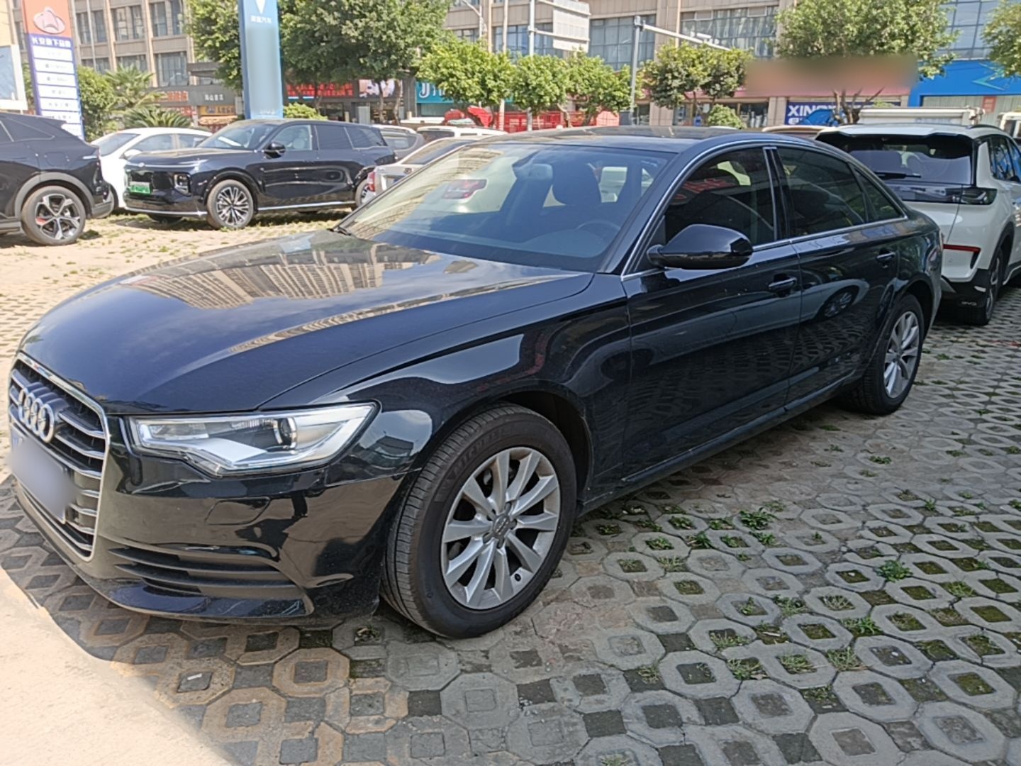 Под передней частью автомобиля