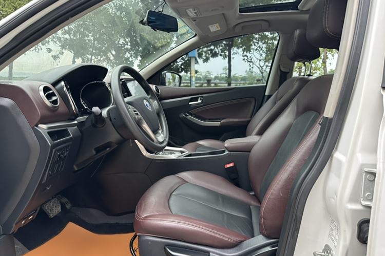 Used Venucia T70X 2016 2.0L CVT SmartFun Sport Edition
