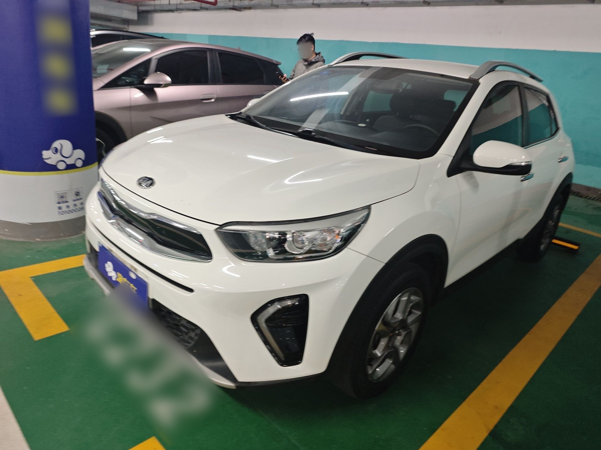 Под передней частью автомобиля