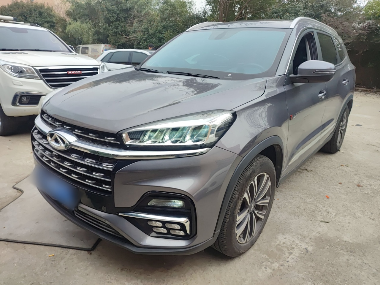 تحت مقدمة السيارة