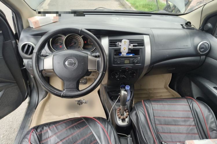 Used Nissan Livina 2010 Jingrui Edition 1.6L Automatic Smart Model Center Console