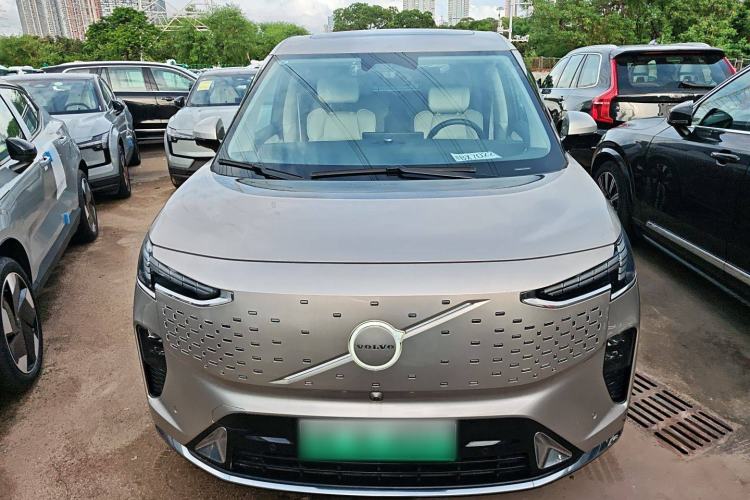 Used Volvo EM90 2025 Ultra Six-Seater