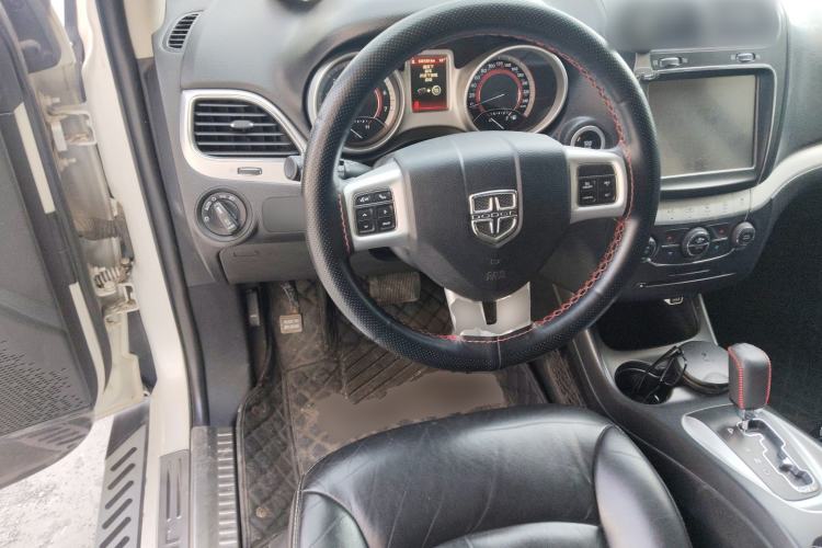 Used Dodge Journey 2013 2.4L Two-Wheel Drive Luxury Version Steering Wheel