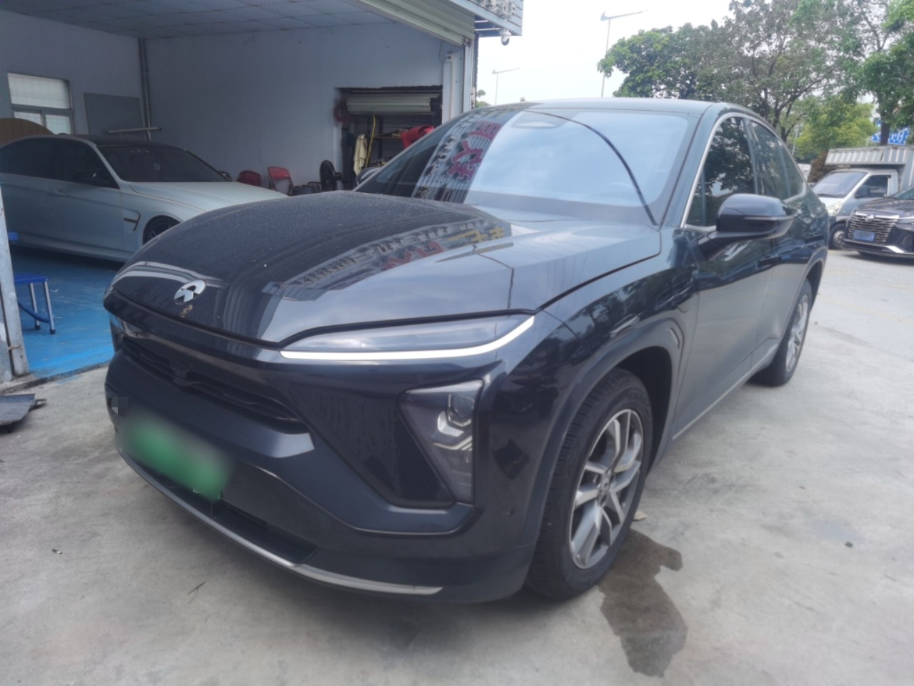 تحت مقدمة السيارة