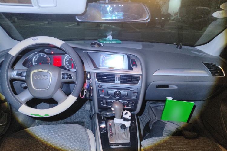 Used Audi A4L 2012 2.0 TFSI automatic standard version Center Console