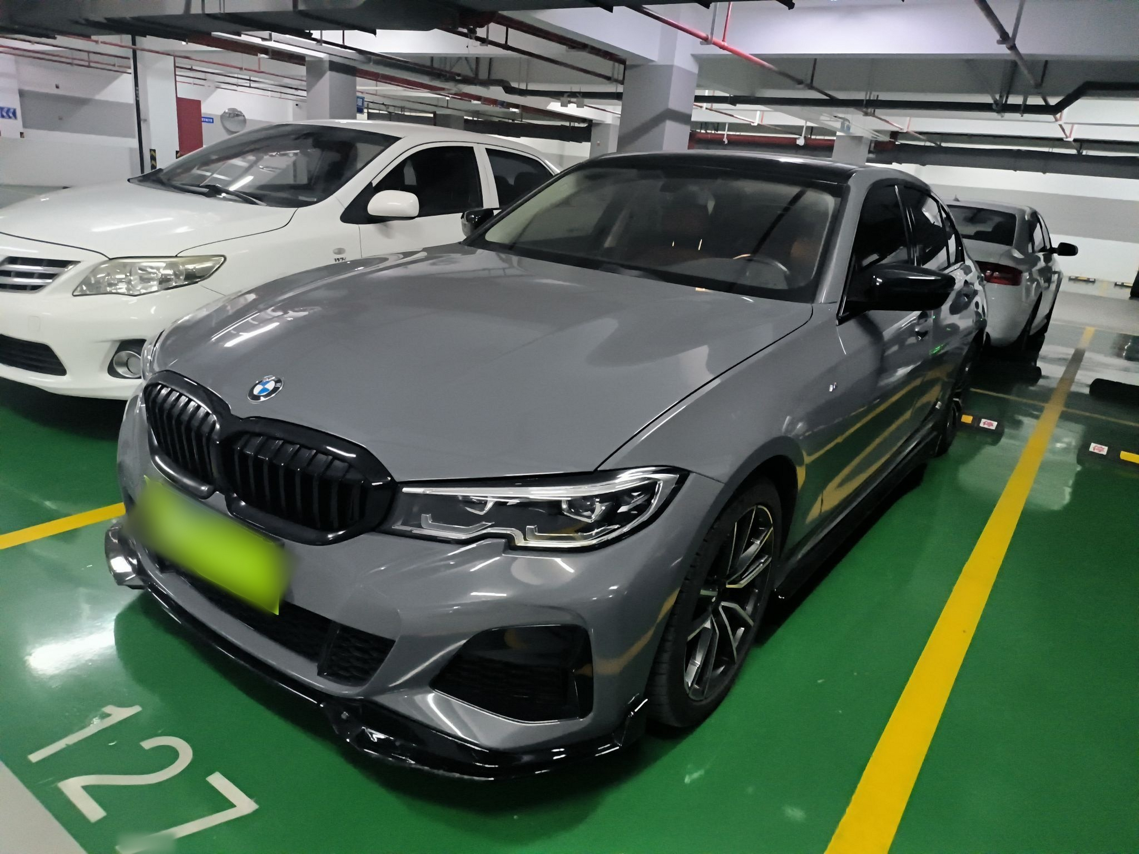 تحت مقدمة السيارة