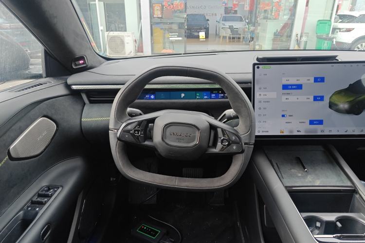 Used Lynk & Co 10 EM-P 2025 Model 240 All-Wheel Drive Ultra—Sport Edition Steering Wheel