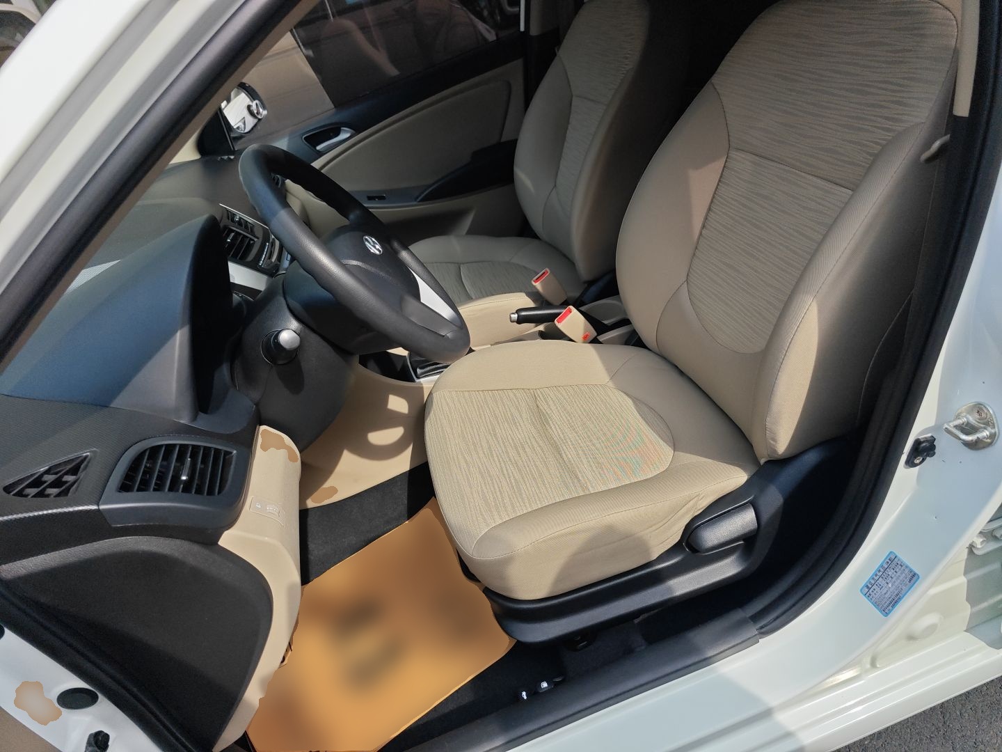 المقاعد الأمامية داخل السيارة