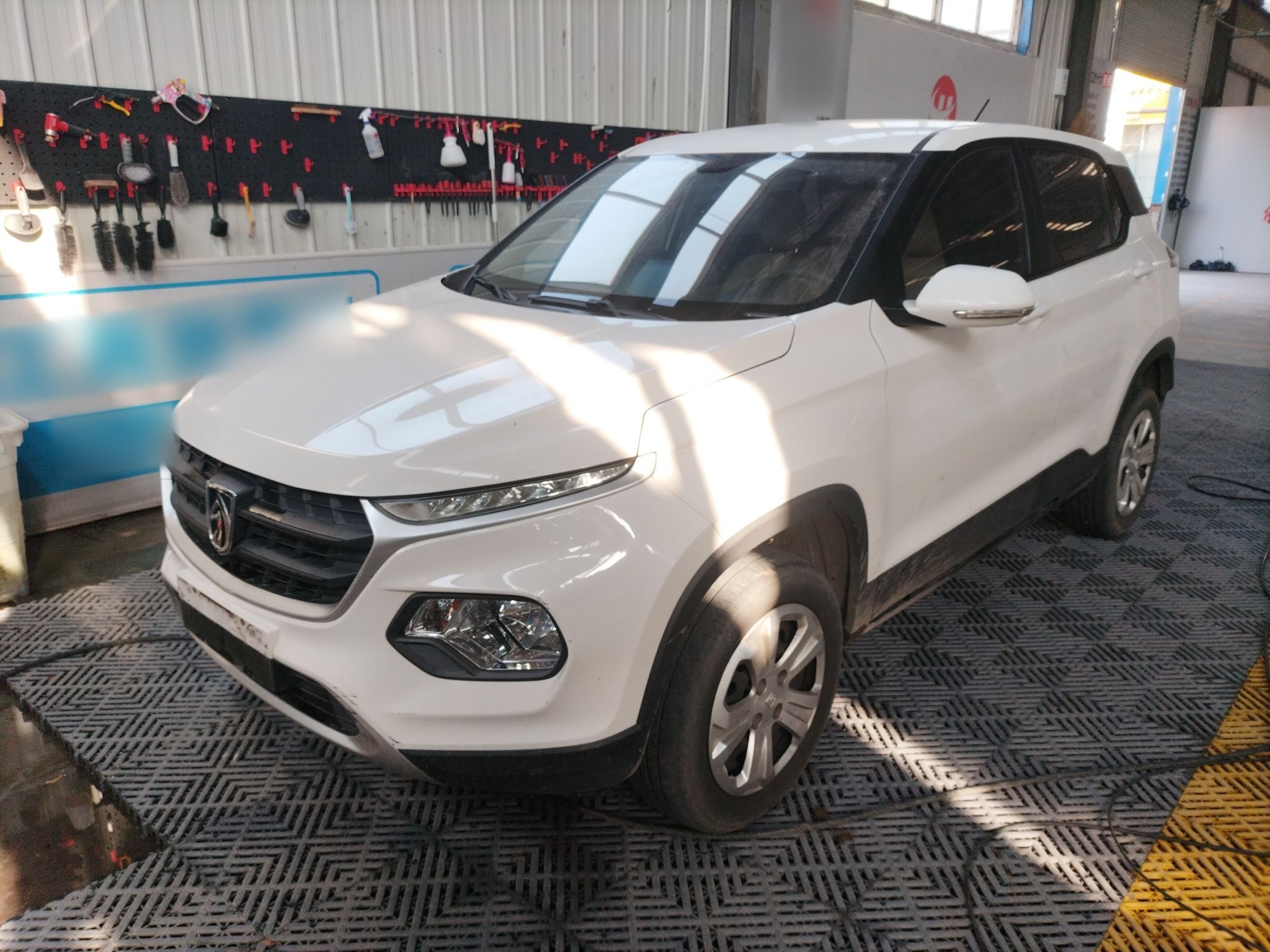 Под передней частью автомобиля