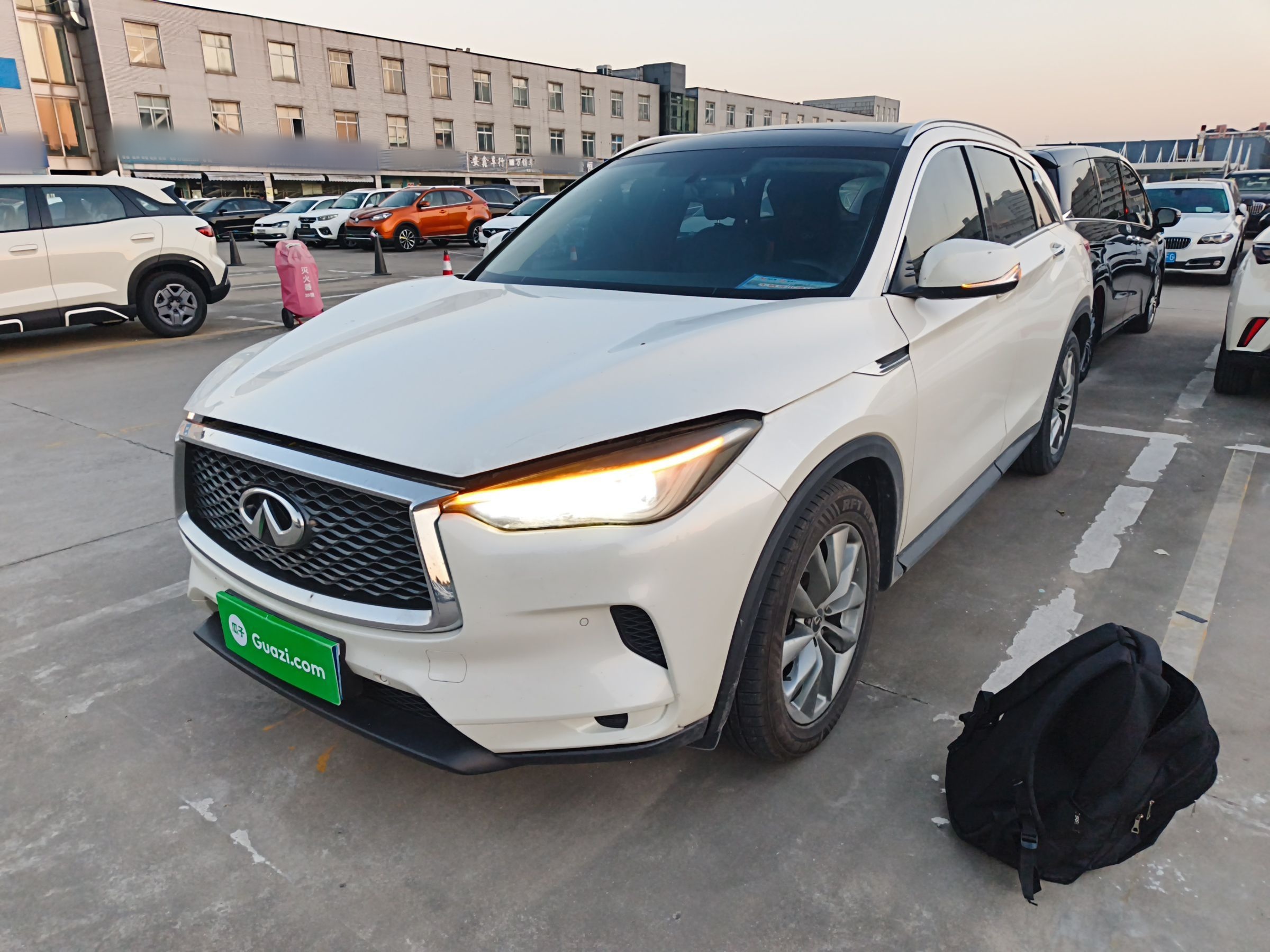 Под передней частью автомобиля