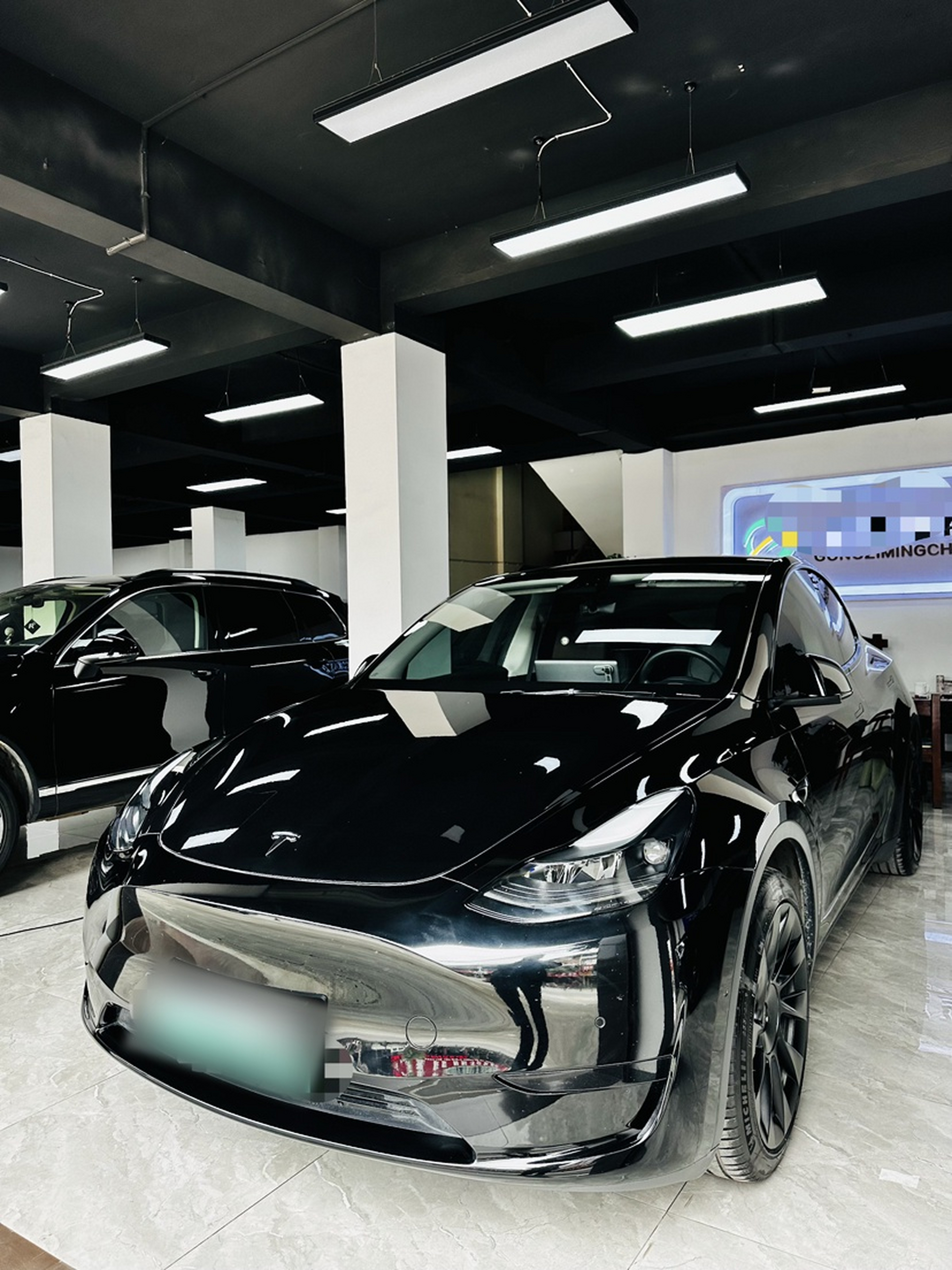 Под передней частью автомобиля