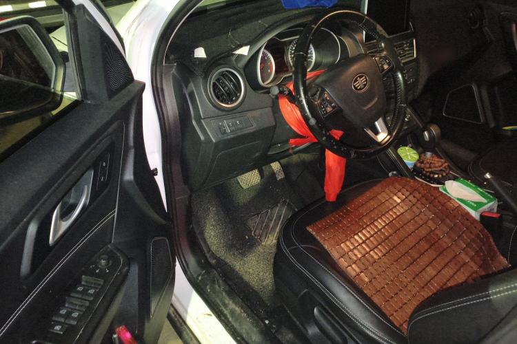 Used Bestune X40 2018 Internet Celebrity Edition 1.6L Automatic Luxury Version Driver Seat