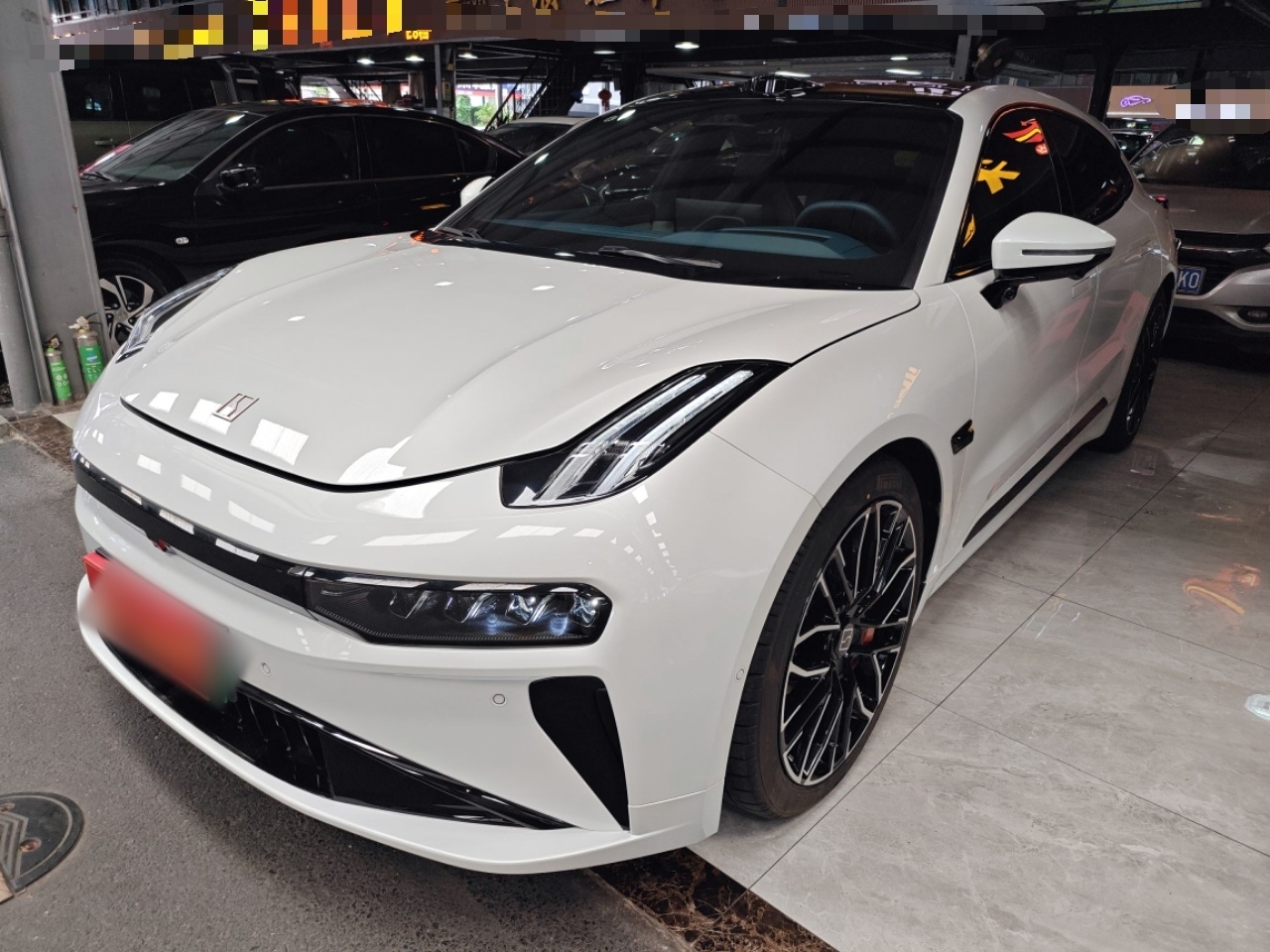 تحت مقدمة السيارة