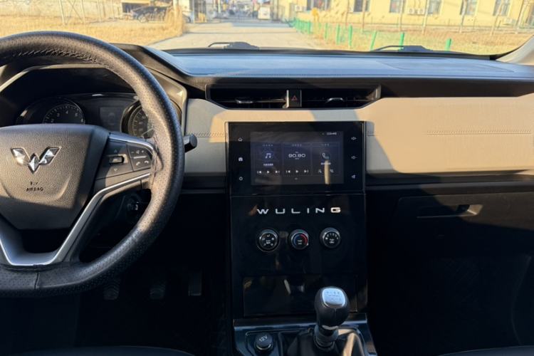 Used Wuling Hongguang PLUS 2019 1.5T Manual Luxury 7-Seater Audio And AC Panel