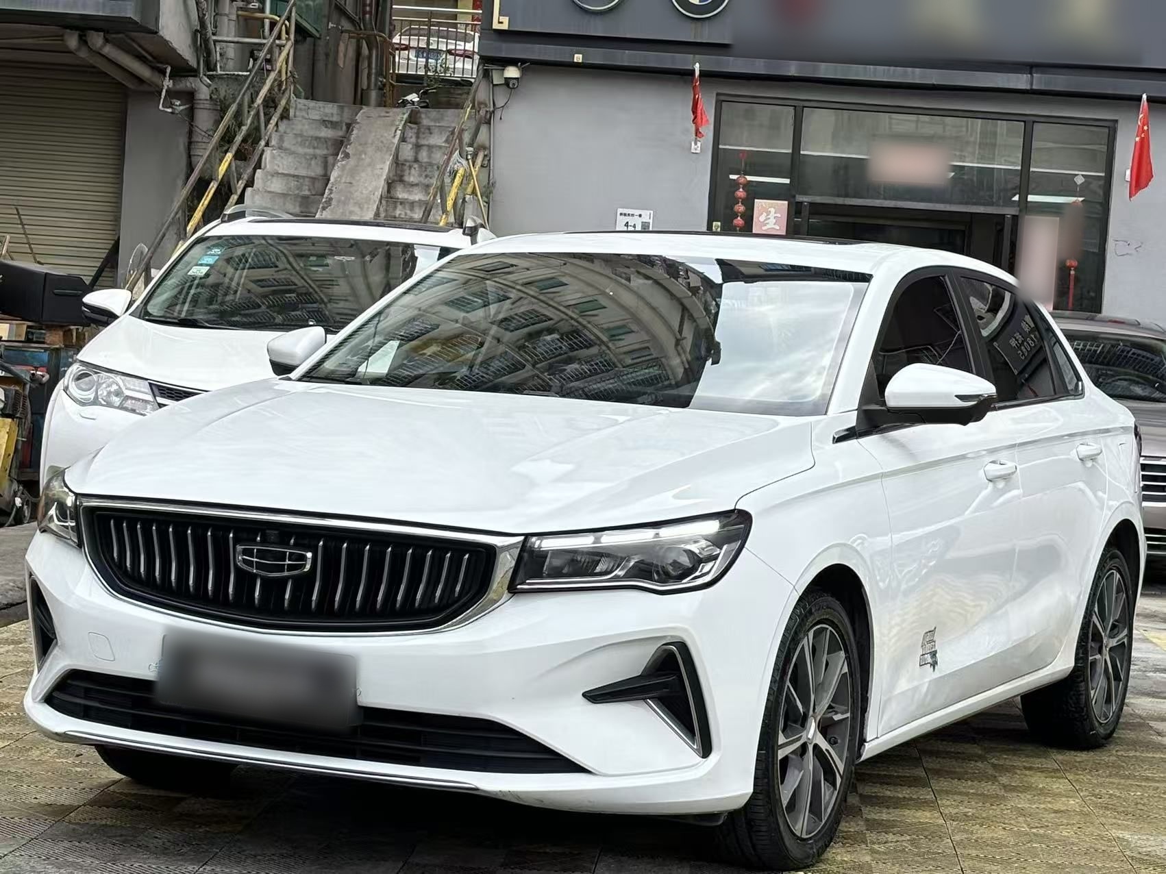 تحت مقدمة السيارة