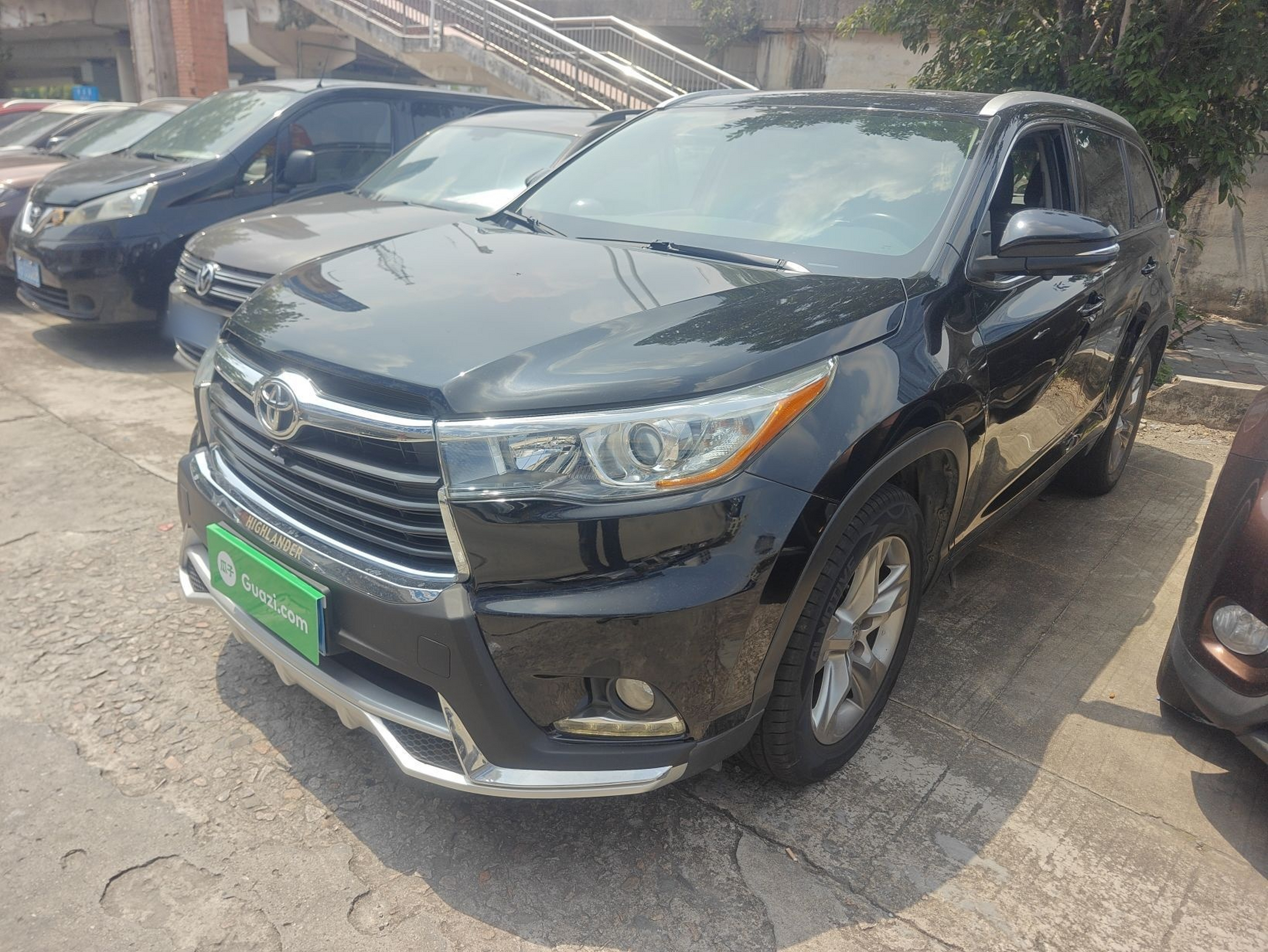 Под передней частью автомобиля