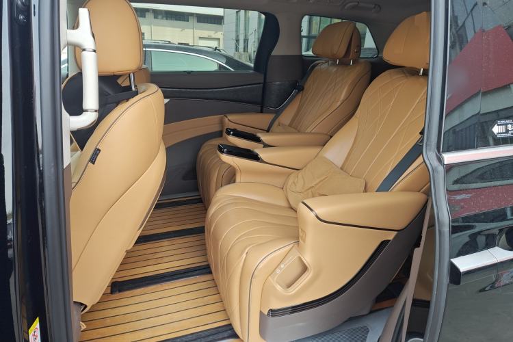 Used Denza D9 2022 DM-i 1040 Prestige Model