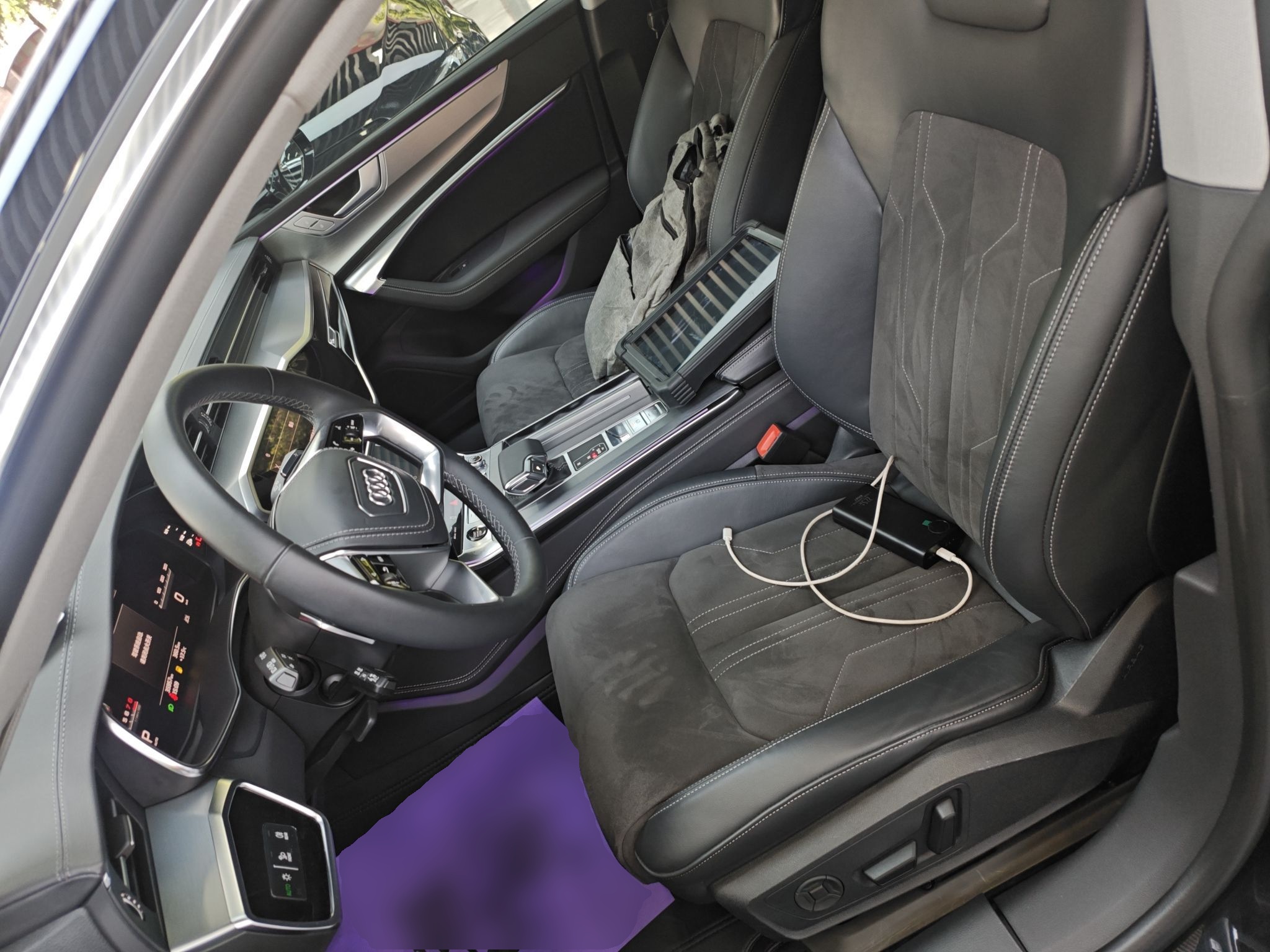 المقاعد الأمامية داخل السيارة