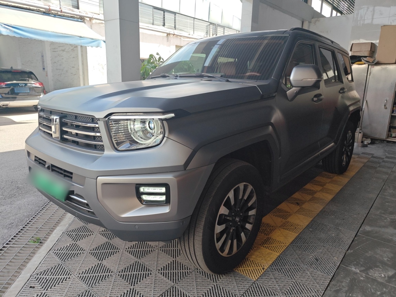 تحت مقدمة السيارة