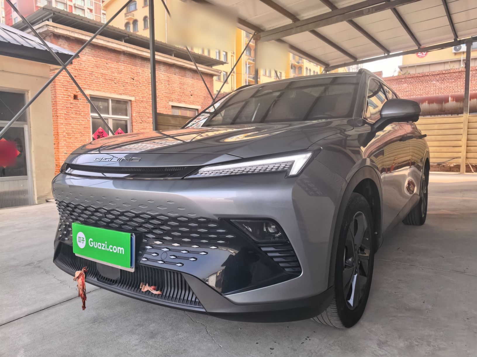 تحت مقدمة السيارة