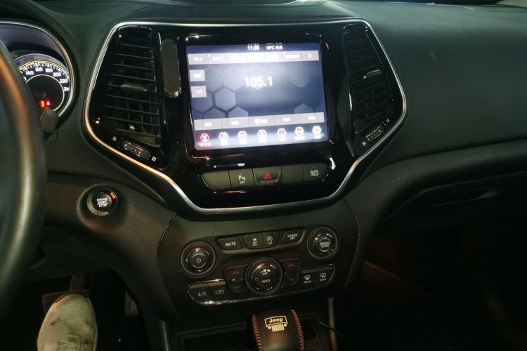 Used Jeep Cherokee 2019 2.0T Two-Wheel Drive Smart Enjoyment Version China VI
