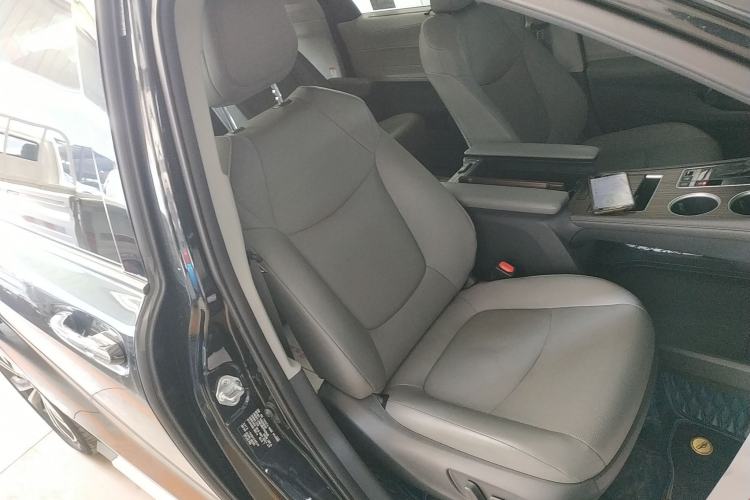 Used Toyota Granvia 2023 2.5L Hybrid Prestige PLUS Edition Right Front Seat