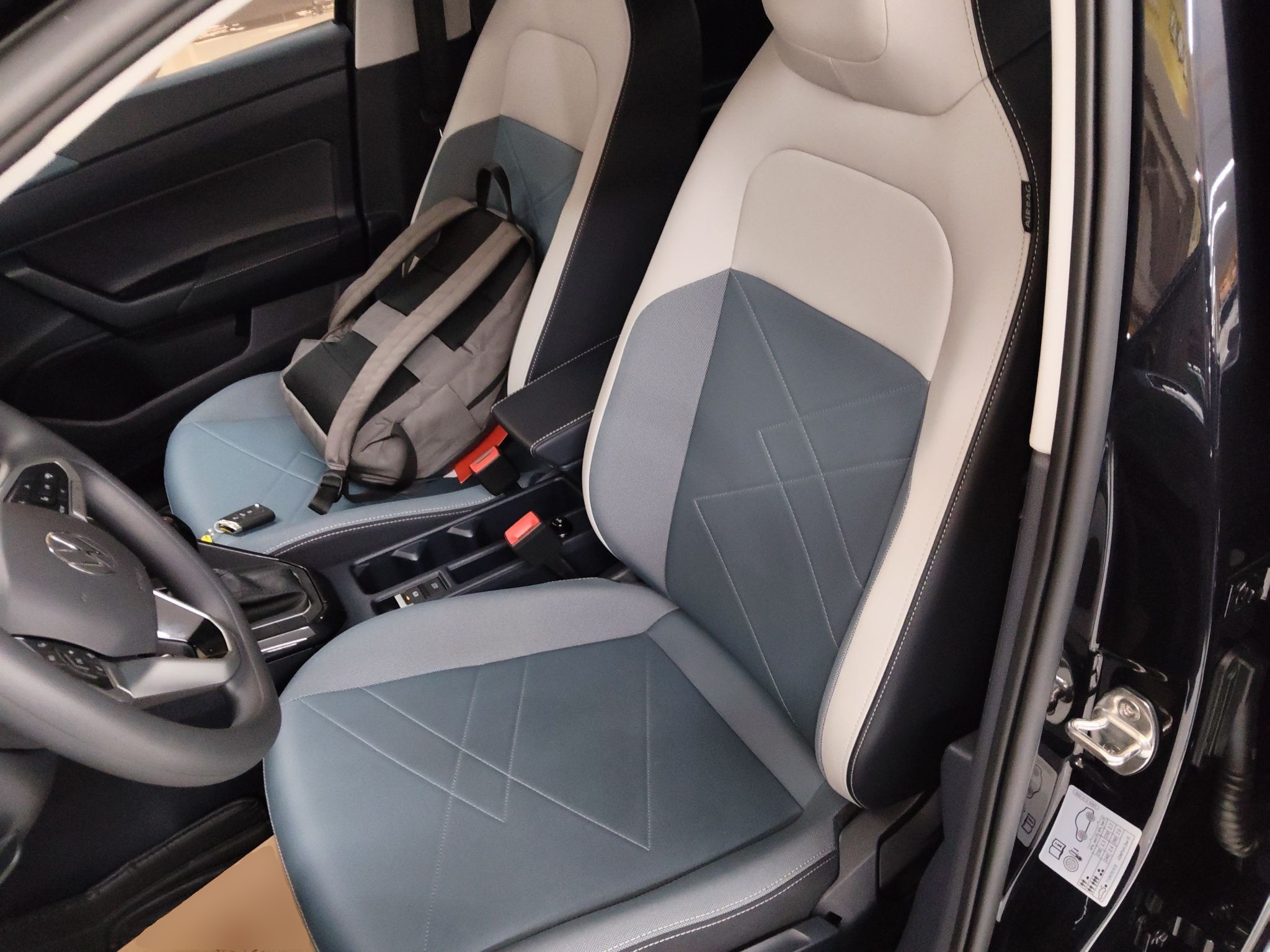 المقاعد الأمامية داخل السيارة