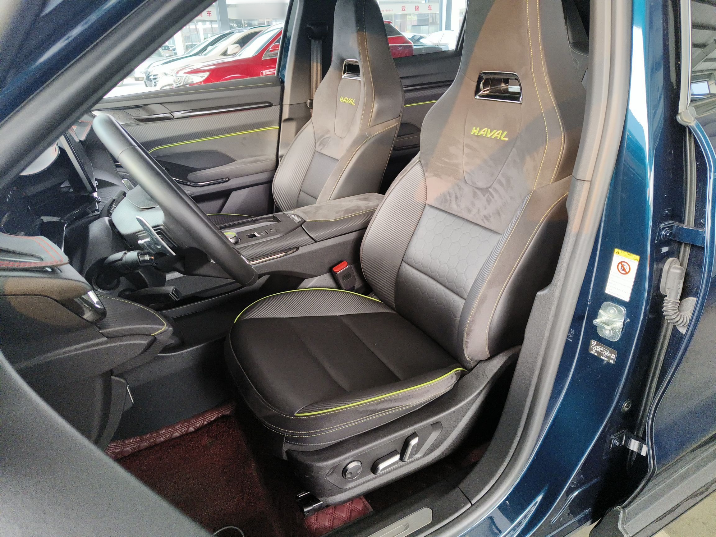 المقاعد الأمامية داخل السيارة