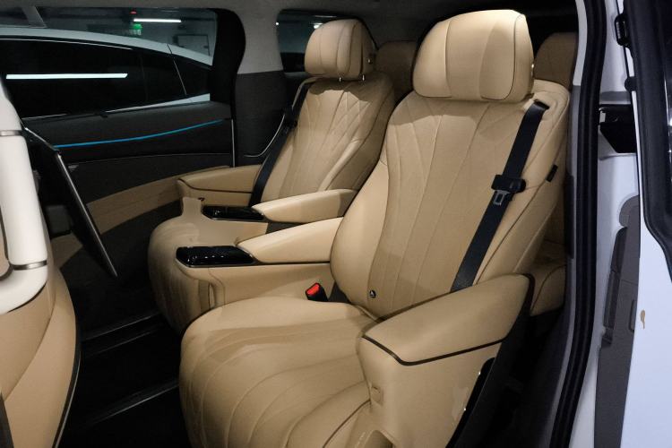 Used Denza D9 2022 EV 600 Four-Wheel Drive Prestige Model
