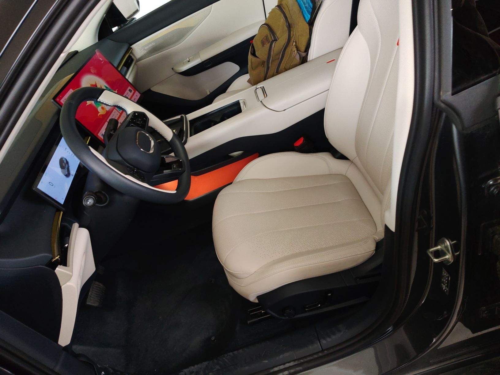 المقاعد الأمامية داخل السيارة