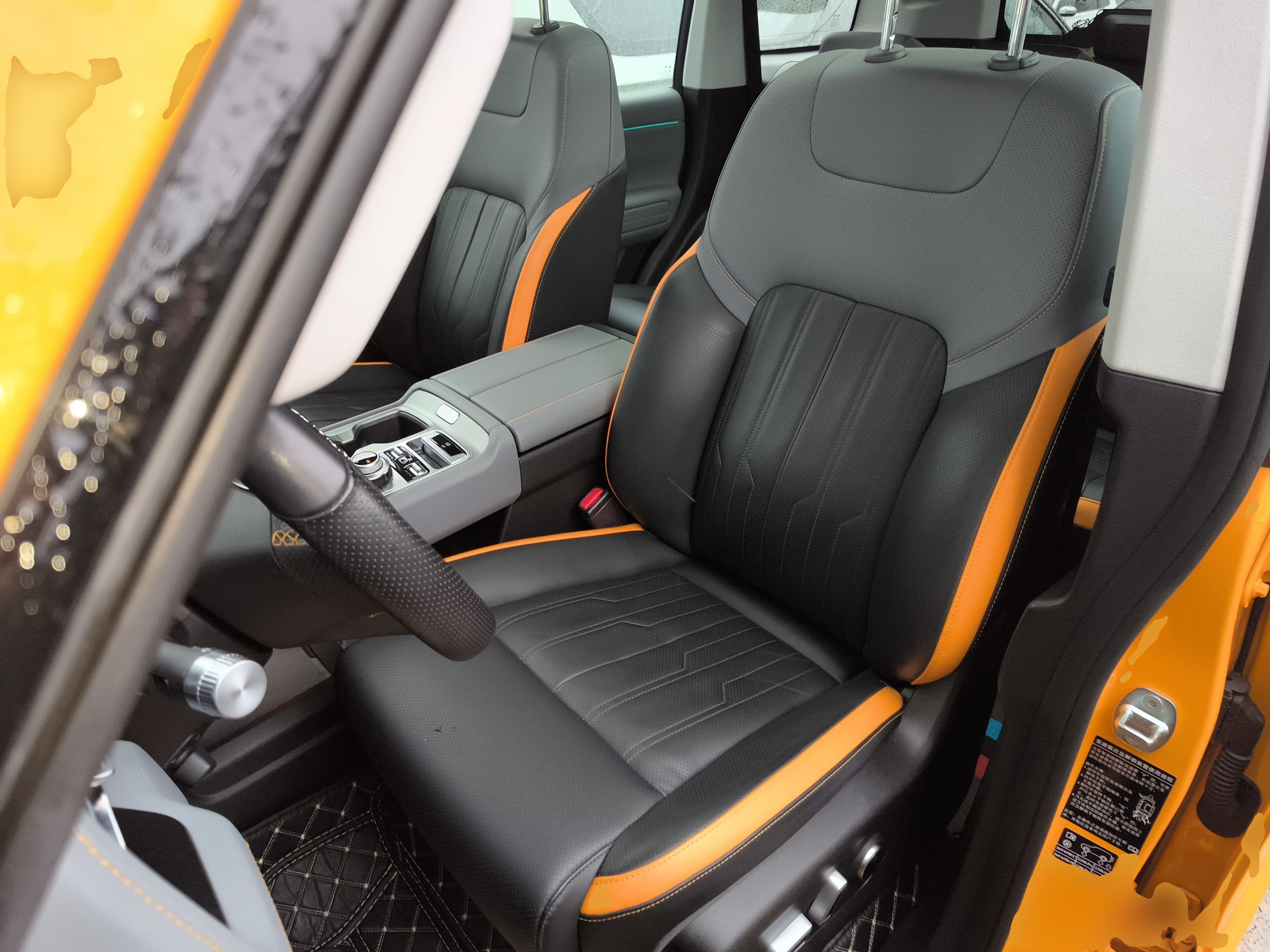 Переднее сиденье в автомобиле