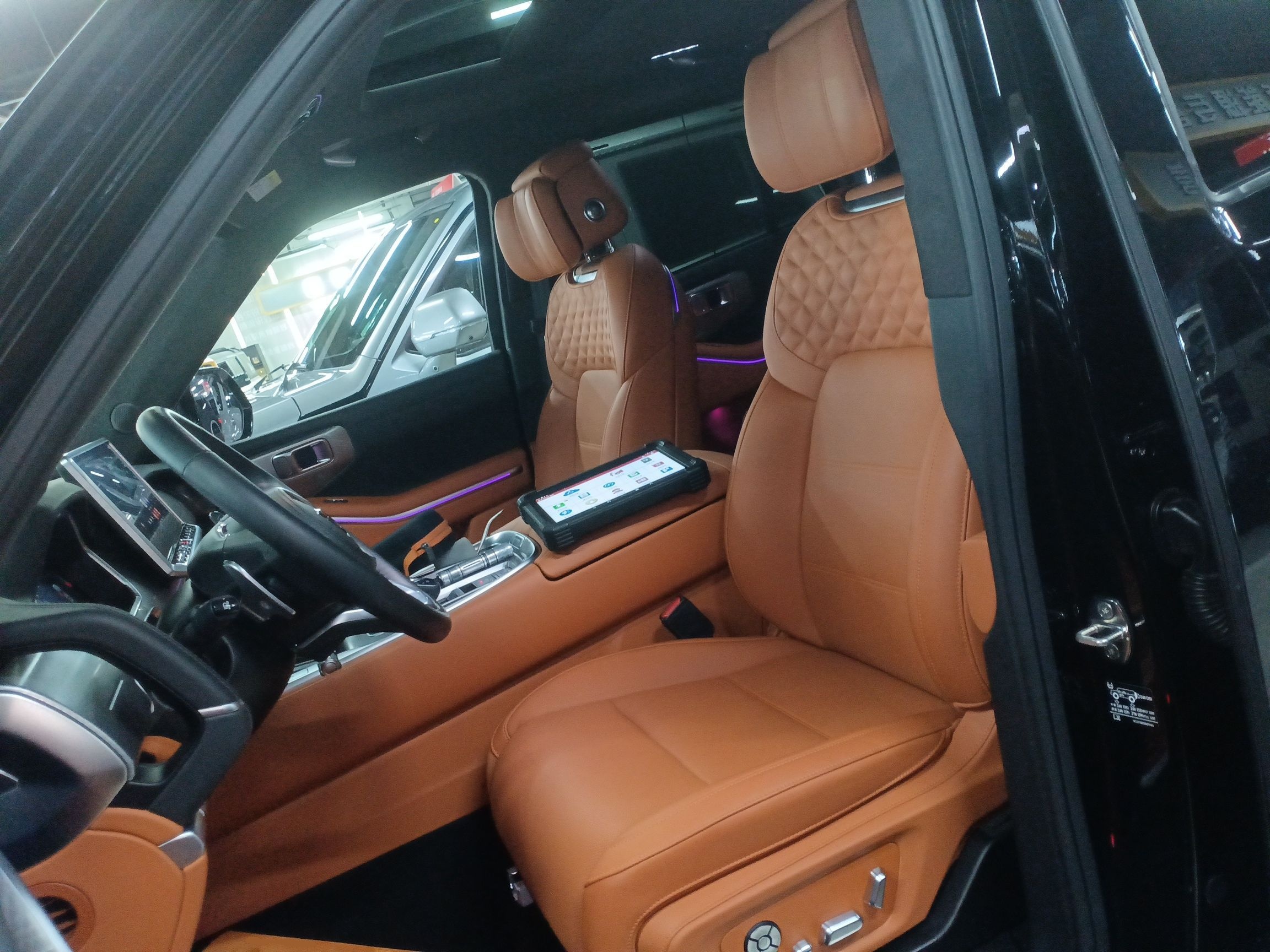 المقاعد الأمامية داخل السيارة